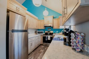 Frigorífico, microondas, horno y placa de cocina