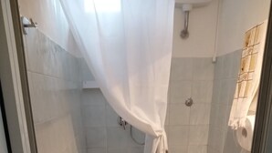 تجهيزات دش، مجففات شعر، مراحيض شطف، مناشف