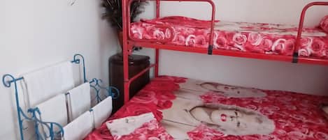 1 habitación, tabla de planchar con plancha y ropa de cama