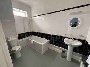 Hårføner, håndklær, såpe og sjampo