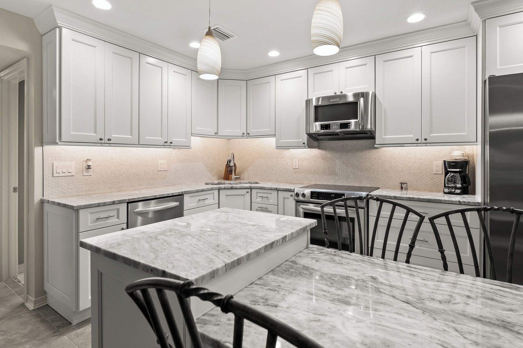 Frigorífico, microondas, horno y placa de cocina