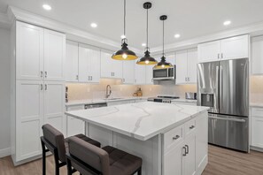 Køleskab, mikrobølgeovn, ovn, kogeplade