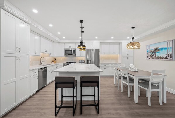 Køleskab, mikrobølgeovn, ovn, kogeplade