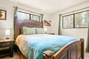 4 bedrooms, desk, free WiFi, bed sheets - Family Fox Farm LARGE 4 bedroom 5 min to Resorts. Fire Pit- Garage Access (Big Bear City)