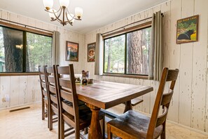 Dining - Family Fox Farm LARGE 4 bedroom 5 min to Resorts. Fire Pit- Garage Access (Big Bear City)