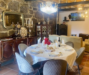 Dining - Casa Romã - Moradia em Pedra com Vista Para Parque Natural da Serra da Estrela (Celorico da Beira)