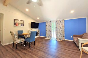 TV connectée, cheminée, livres