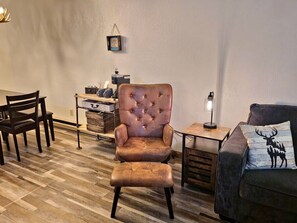 TV, fireplace - Mountain Retreat ~ King Bed! ~ Walk to Downtown! (Flagstaff)