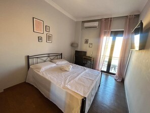 Apartment | 1 bedroom, desk