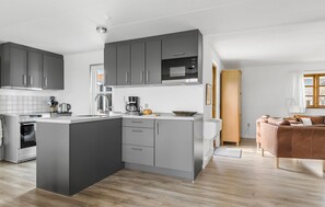 Kjøleskap, kokeplater, oppvaskmaskin og kaffetrakter/tekoker