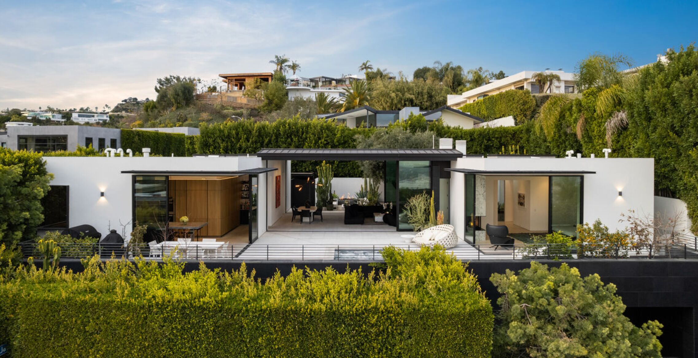 Blue Jay Hill - Epitome of Luxury Living With Panoramic Jetliner Views