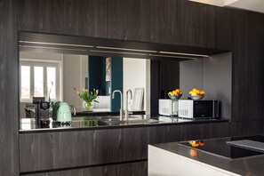 Refrigerador, horno, lavavajillas, tetera/pava eléctrica