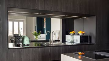 Frigorifero, forno, lavastoviglie, bollitore elettrico