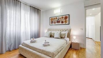 3 bedrooms, desk, iron/ironing board, travel cot