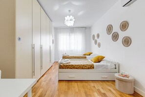 3 Schlafzimmer, Schreibtisch, Bügeleisen/Bügelbrett, Reisekinderbett