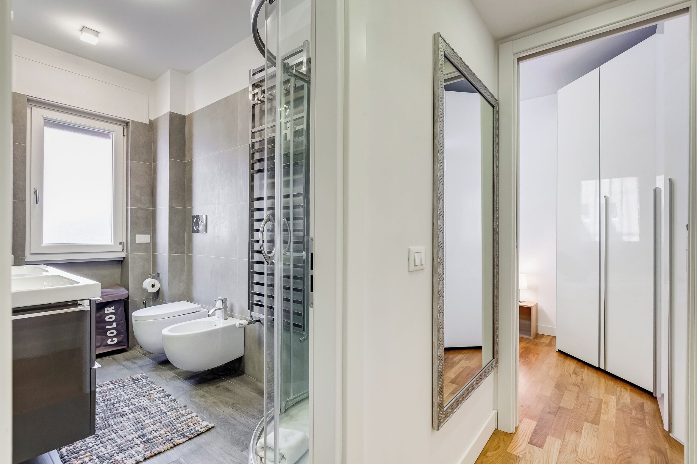 Een douche, een haardroger, een bidet, handdoeken
