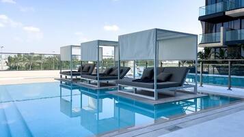 Utomhuspool och uppvärmd pool