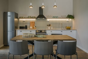 Fridge, oven, stovetop, electric kettle