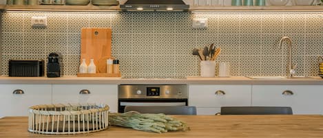 Fridge, oven, stovetop, electric kettle