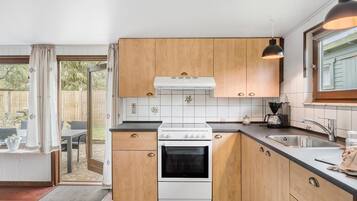 Fridge, stovetop, coffee/tea maker