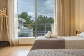 4 bedrooms, desk - Park-view Pool Villa (Chania)