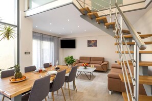 4 bedrooms, desk - Park-view Pool Villa (Chania)