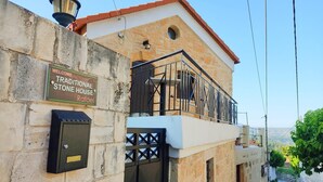 Una casa de piedra tradicional con un letrero que dice "Welcome Traditional Stone House Rafael".