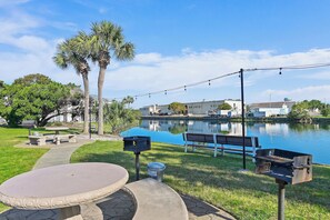 Outdoor dining - Bright and Modern Beachfront Getaway - Steps to Direct Beach Access (Destin)