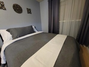 3 habitaciones, tabla de planchar con plancha, wifi y ropa de cama 