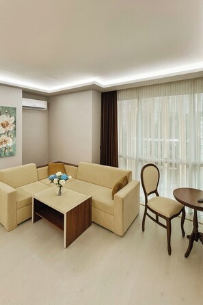 Deluxe Suite | Living area | TV, printers - Cevaher Hotel & Suites (Yomra)