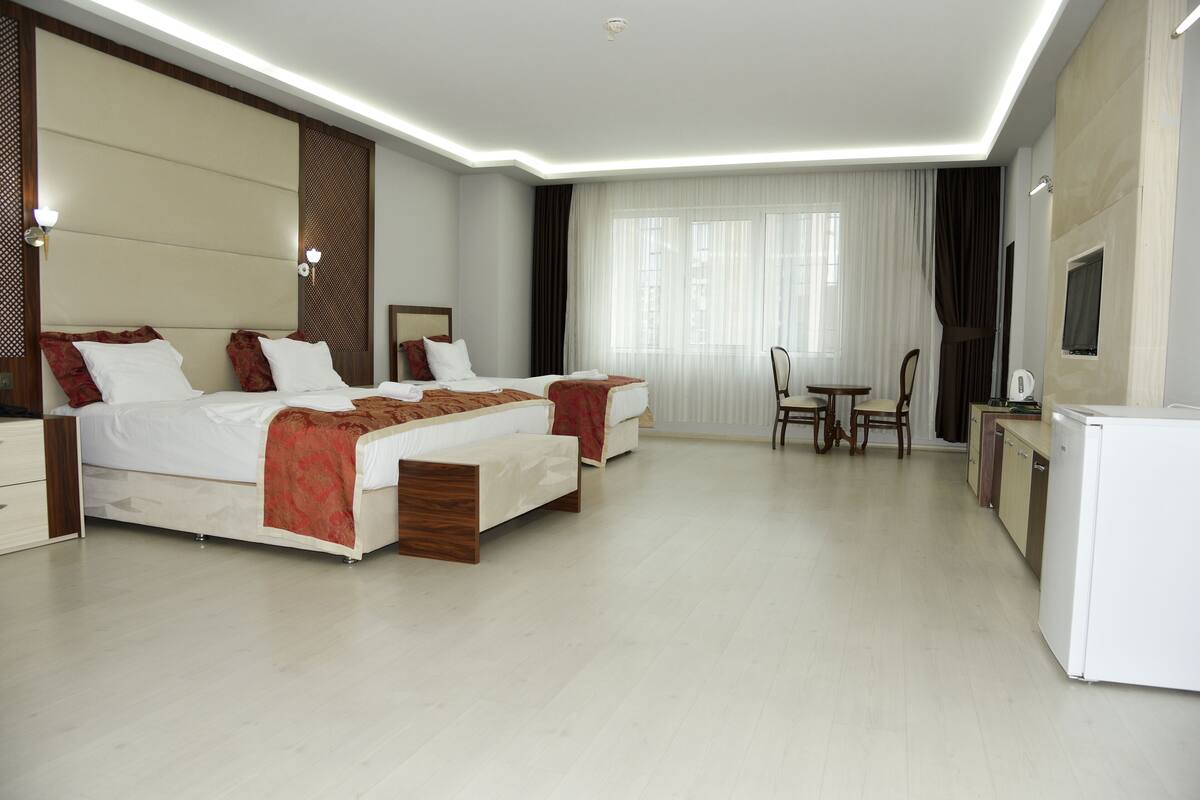 Quadrupla Comfort, vista città | 2 camere, tende oscuranti, insonorizzazione, ferro/asse da stiro