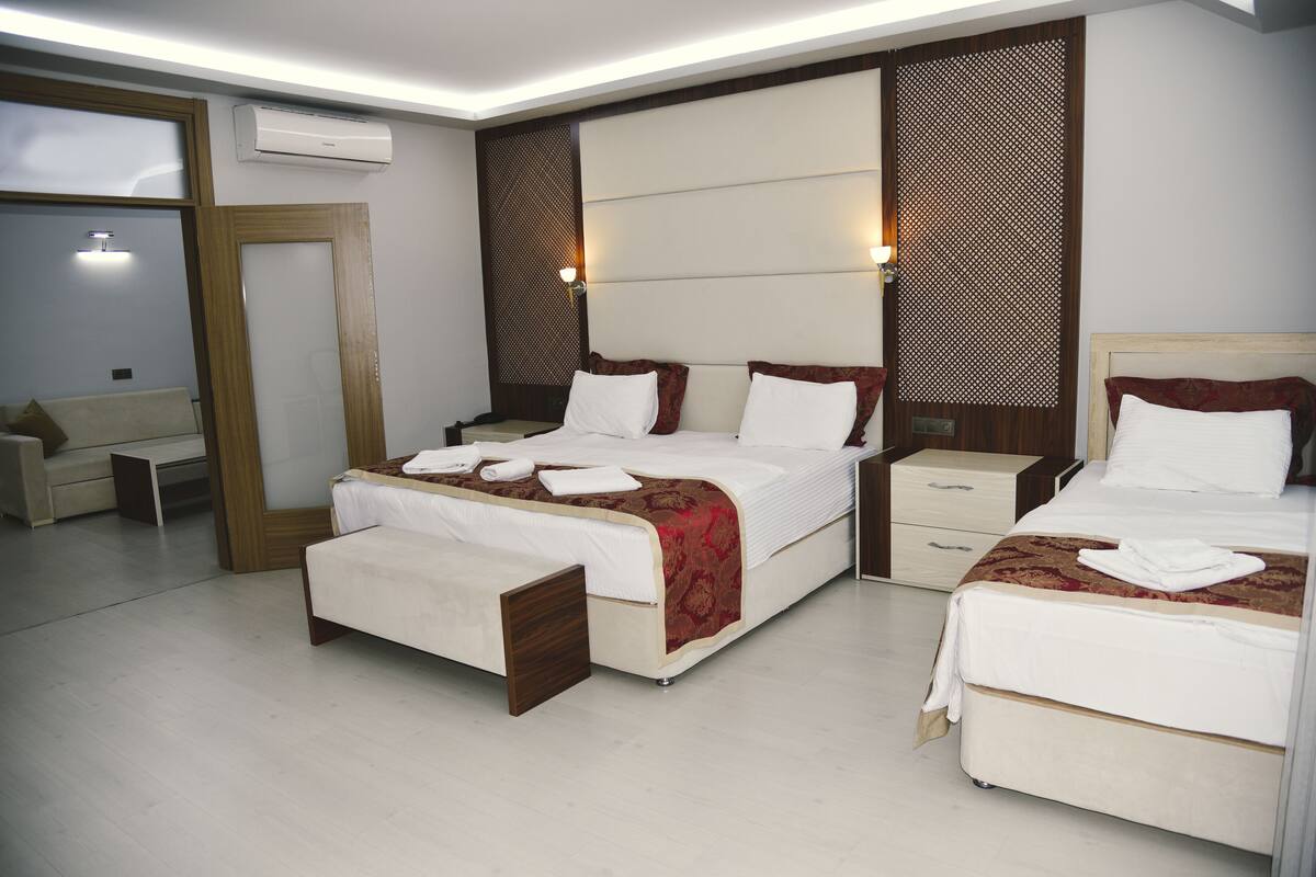 Suite Royal, balcone | 2 camere, tende oscuranti, insonorizzazione, ferro/asse da stiro