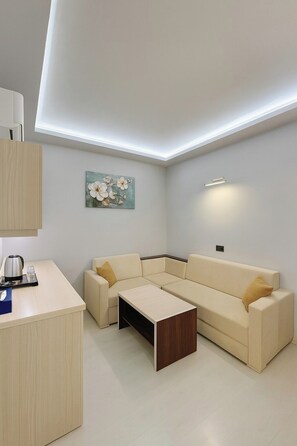 Royal Suite, Balcony | Living area | TV, printers - Cevaher Hotel & Suites (Yomra)