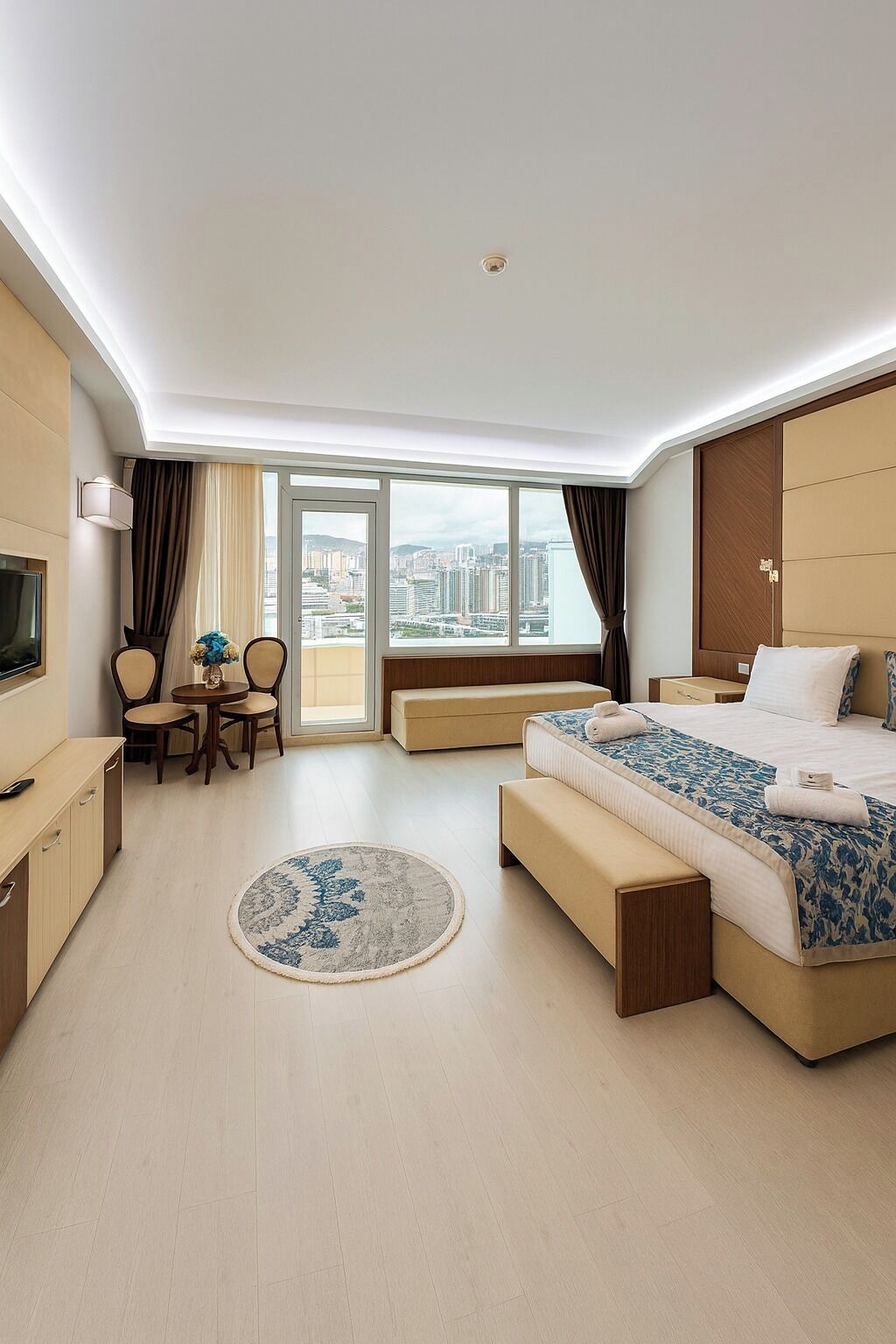 Suite Royal, balcón | Cortinas blackout, insonorización y tabla de planchar con plancha 