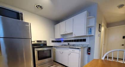 Modern Private 1Bdrm Apt. w/Free Prkg + Fast Wi-Fi. Pet-Friendly!