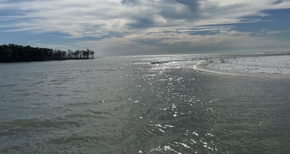 Direct panoramic waterfront views