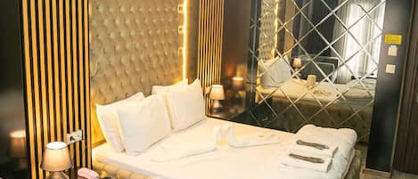 Gallery Room | 17 bedrooms, free WiFi