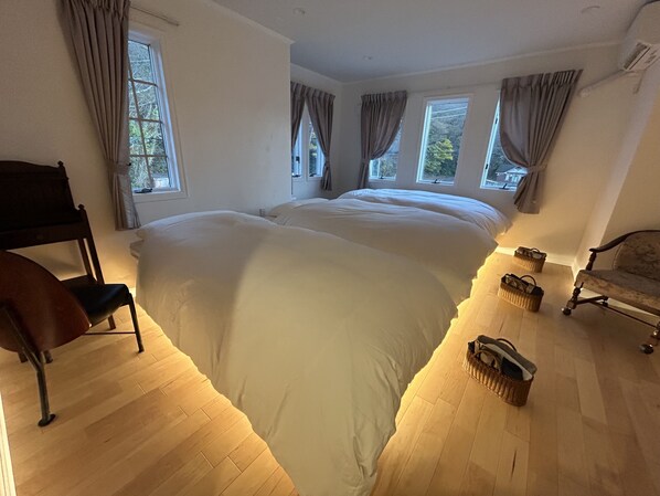 3 bedrooms, iron/ironing board, WiFi, bed sheets