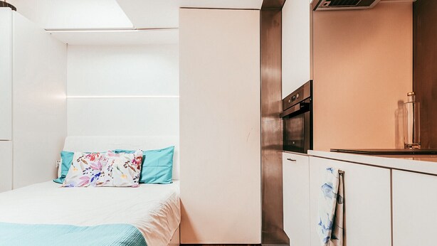 A compact room with a bed, a kitchenette, and a small bathroom. - Studio S. José By Gt House (Lisbon)