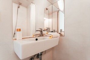 Shower, towels - Studio S. José By Gt House (Lisbon)