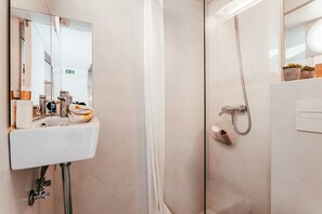 Douche, serviettes fournies