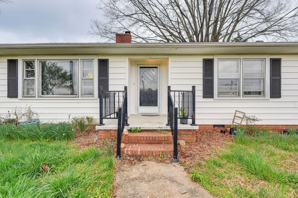 Cozy Charlotte Home W/ Fire Pit ~ 6 Mi To Uptown! - Charlotte