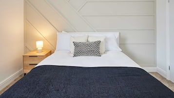 3 bedrooms, desk, iron/ironing board, WiFi