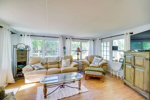 Cottage (2 Bedrooms) | Interior - Cozy Fort Pierce Cottage on Farm Animal Rescue! (Fort Pierce)