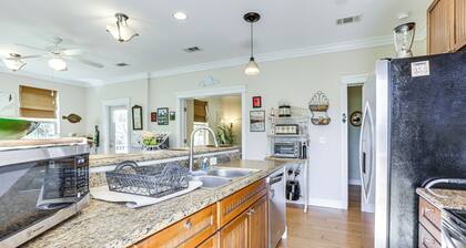 Lovely Carrabelle Home w/ Lake Views & Pool Access