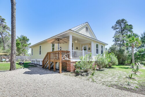 Lovely Carrabelle Home w/ Lake Views & Pool Access