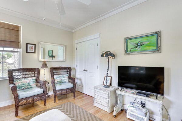 Lovely Carrabelle Home W/ Lake Views & Pool Access - Carrabelle, FL