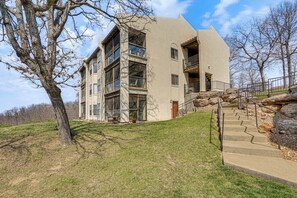 Apartment (3 Bedrooms) | Interior - Lake Ozark Condo Rental w/ View & Pool Access! (Lake Ozark)