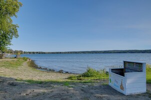 Vista de un lago con una estructura de juego de madera con la leyenda 