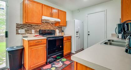 Charming Family Home w/ Yard - 24 Mi to Austin!